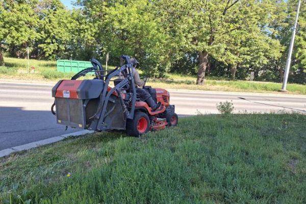 Na Trojce začne třetí letošní seč travnatých ploch
