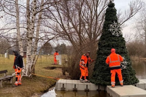 Plovoucí stromek se po 104 dnech ukládá k jarnímu spánku