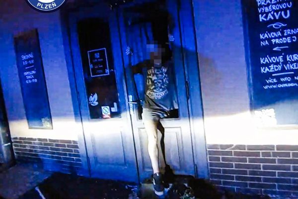 Bez klíčů, bez dokladů, ale s chutí na svačinu. Lupič v Plzni tvrdil, že kavárnu vlastní (video)