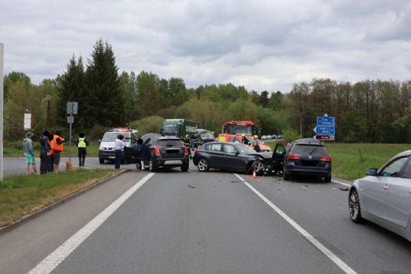 BMW po nehodě u Babylonu vletělo do protisměru. Zranil se řidič, dítě skončilo v nemocnici