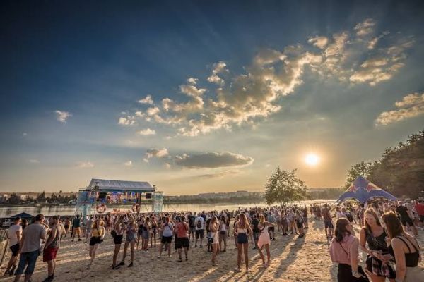 Bolevák Music Festival roztančí pláž Ostende. Dorazí přes padesát DJů z Česka i zahraničí