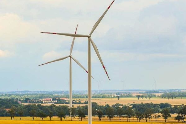 Bruntálsko na rozcestí: Čaková stopla větrné turbíny, Holčovice zachránily hospodu