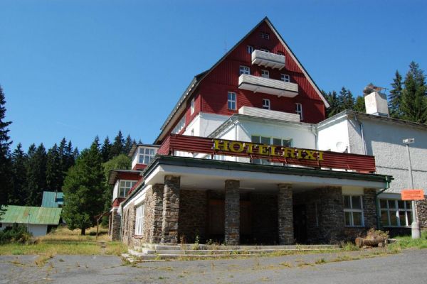 Budoucnost hotelu RIXI na Šumavě stále v mlze