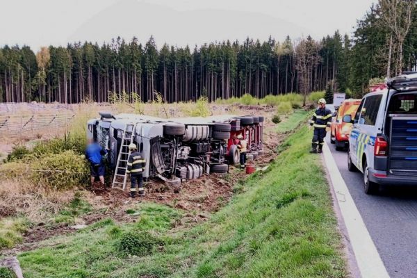 Dramatická nehoda kamionu u Babylonu. Řidiče museli vyprostit z kabiny hasiči