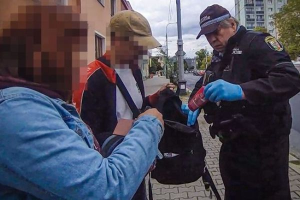 Dva kumpáni svalovali vinu jeden na druhého