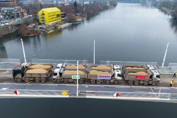 Dvorecký most úspěšně prošel zatěžovací zkouškou, otevření se plánuje na duben 2026