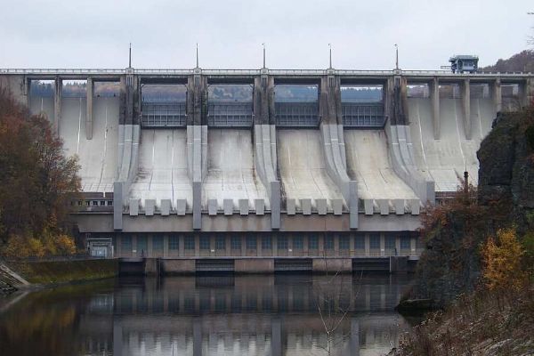 Dvouleté uzavírky a opravy orlické i slapské hráze zkomplikují přejezd Vltavy