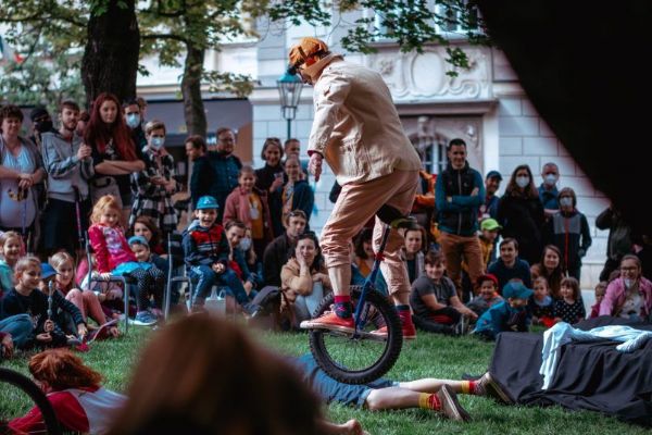 Festival Nastevřeno oživí Bory. Ulice ožijí divadlem, performancí i sousedskou hostinou