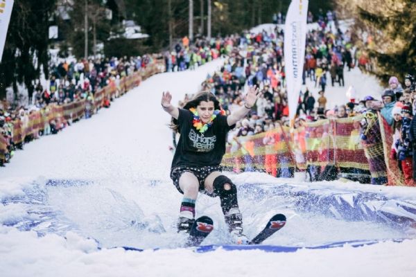 Jízda přes louži na Špičáku, většina odvážlivců skončila v ledové vodě