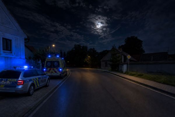 Když se na silnici potkají dva opilí řidiči. BMW skončilo ve zdi, za oběť padla i lampa