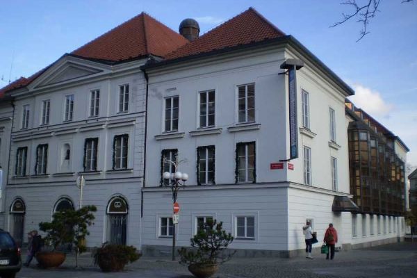 Majáky a loutky v neoprenu: Jihočeské divadlo láká na netradiční premiéry