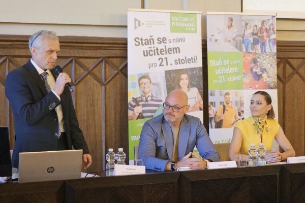 Ministr školství v Plzni řešil budoucnost učitelů. AI je dobrý sluha, ale zlý pán