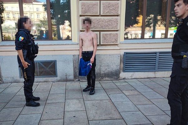 Mladík bez trička surově napadl muže v Sadech Pětatřicátníků