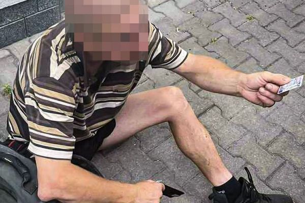 Muž s 4,54 promile alkoholu ležel bezvládně na chodníku