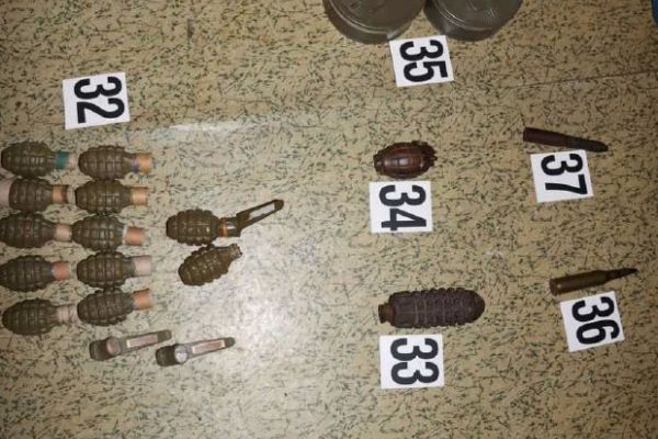 Muž vyhrožoval úředníkům, doma měl slušný arzenál i dělostřelecký granát