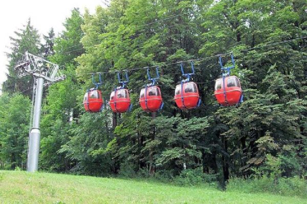 Nejstarší pulzní kabinková lanovka nad Mariánskými Lázněmi láká turisty i rodiny
