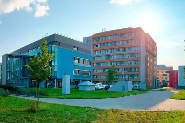 Nemocnice Jihlava otevřela nové parkoviště u transfuzního oddělení, vjezd je možný pouze zevnitř areálu