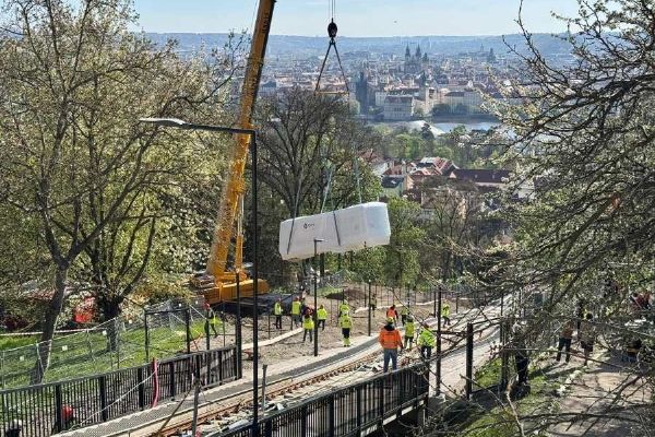 Petřínská lanovka má nové vozy, provoz se plánuje obnovit v září 2026