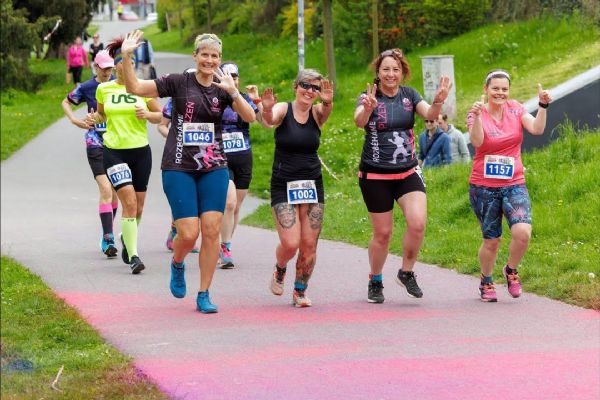 Pivovar v Plzni zaplnili běžci. Festival Rozběháme Česko přilákal rekordních 1500 lidí