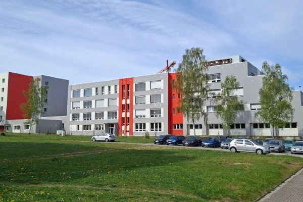Plzeňské stavební učiliště prošlo rekonstrukcí za 90 milionů. Zájem o řemesla konečně roste