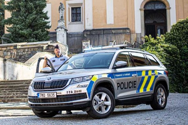 Policie může na dálku zastavit auta díky nové technologii z ČVUT a VUT