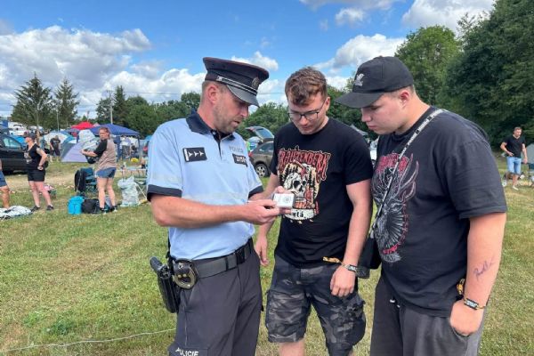Policie po Pekelném ostrově rozdává alkohol testery. Řidiče varuje před zbytkovým alkoholem