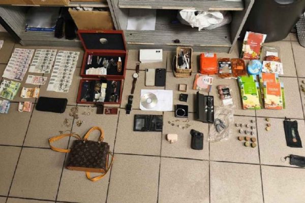 Policie v Plzni dopadla zloděje s košem na prádlo plným kradených věcí