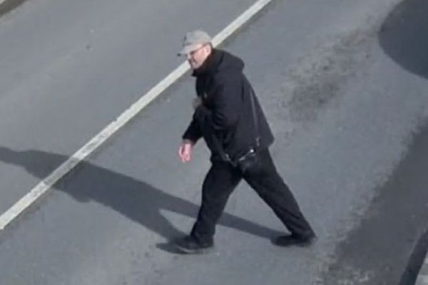 Poznáte muže z kamer? Policie v Plzni pátrá po podezřelém z krádeže v domě