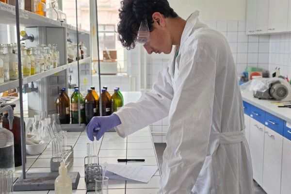 Prázdniny v bílých pláštích. Mladé talenty ovládly laboratoře plzeňské univerzity