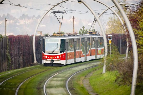 Pražské tramvaje KT8D5 slaví 40 let provozu, většina přestavěna na modernizované obousměrné vozy RN2P