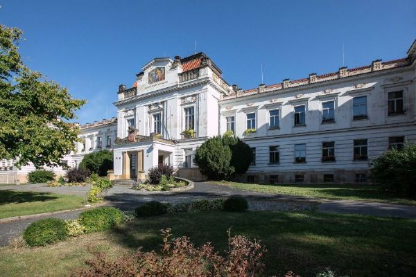 Psychiatrická nemocnice Bohnice vysvětluje omezené vstupy. Dva průchody mají zajistit bezpečí a klid pacientů