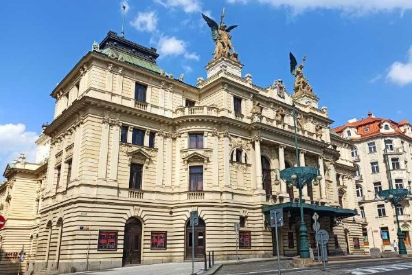 Rekonstrukce Divadla na Vinohradech má stát 1,66 miliardy. Praha chystá novou scénu i přesun souboru