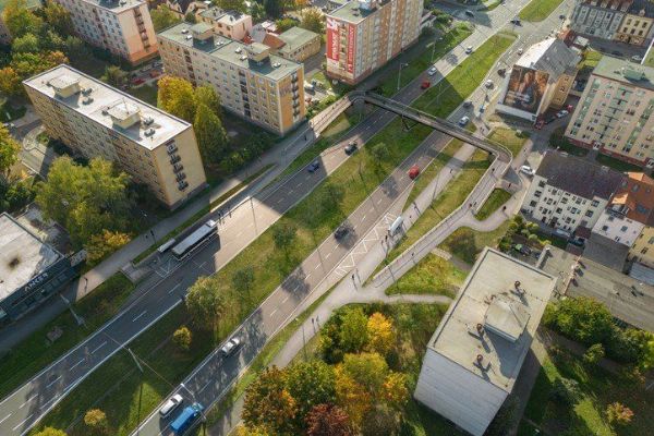 Rokycanskou v Plzni ovládnou jeřáby a nadměrný náklad. Usazování lávky omezí dopravu