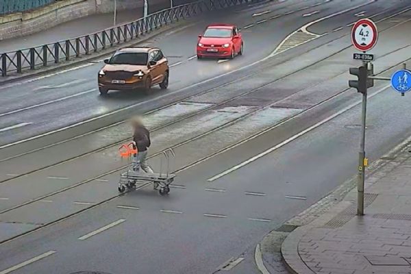 Spanilá jízda Plzní s ukradeným vozíkem (video)