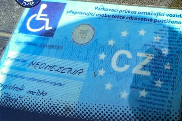 Strážníci na Slovanech v Plzni našli padělaný parkovací průkaz. Policie to řeší
