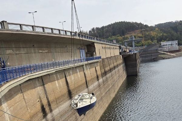 Sucho na Orlíku ukončilo plavby předčasně. Hladina je nejníž od roku 1982, lodě se vyzvedávají jeřábem