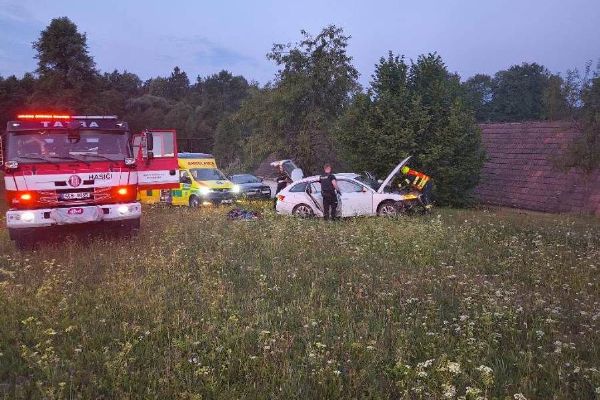 Systém eCall přivolal pomoc k nehodě u Rankova. Řidiče vyprostili hasiči