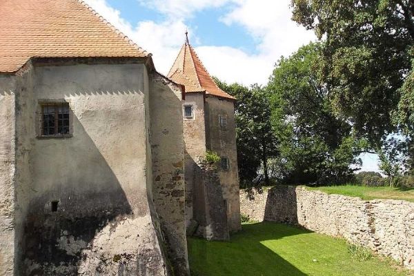 Tvrz Cuknštejn u Nových Hradů: historie, proměny a současný stav