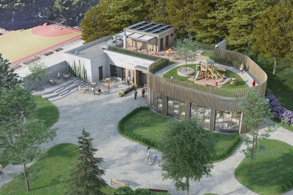 U jezírka vyrostl dům pro 24 dětí se zelenou střechou