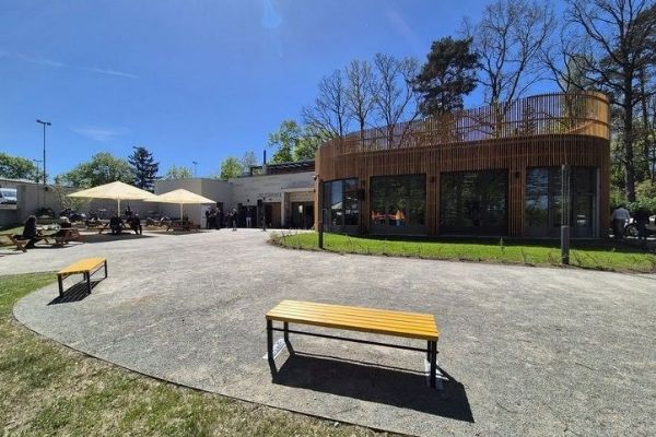 U Košuteckého jezírka otevřel nový objekt. Bistro doplní dětská skupina Pastelková Jezírko