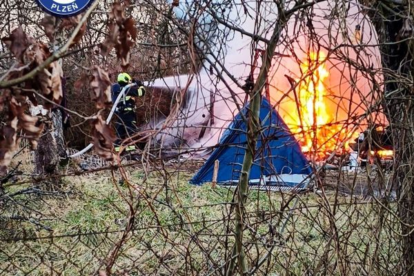 V Božkově vzplála dřevěná chatka, zřejmě od kamen