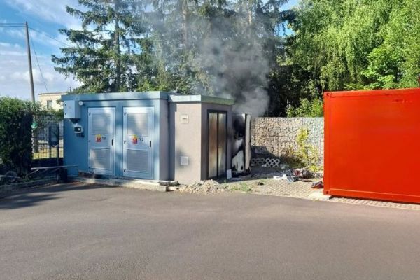 V Klecanech hořela trafostanice. Muž utrpěl popáleniny na 60 procentech těla, do nemocnice letěl vrtulník