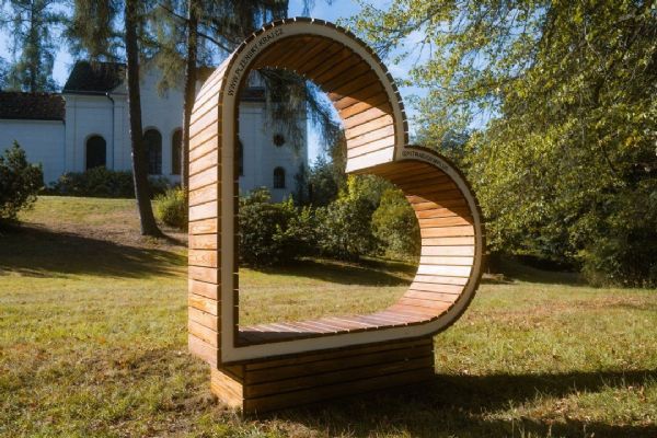 V Konstantinových Lázních lavička ve tvaru srdce. Nový fotopoint láká turisty