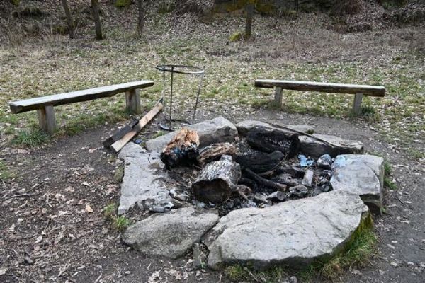 V Písku někdo poškodil veřejné ohniště, město místo obnovilo