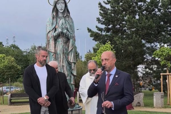 V plzeňské nemocnici stojí nová Madona nemocných. Má přinášet klid, naději a sílu