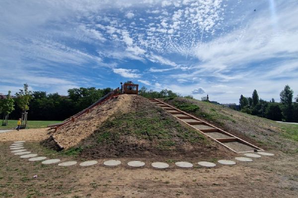 V Plzni můžete využít nový dětský park U Ježíška. Láká na čtyřmetrovou skluzavku