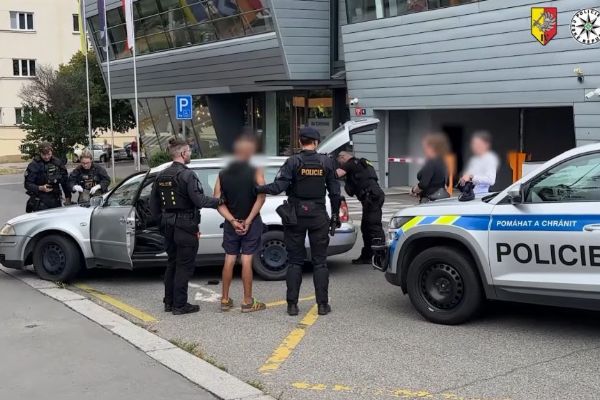 V Praze policisté zadrželi řidiče se sedmiletým zákazem. Při honičce jel až 160 km/h, v autě měl konopí