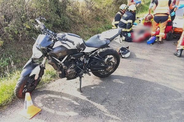 Vážná nehoda u Strašic zastavila dopravu. Pro zraněného motorkáře letěl vrtulník