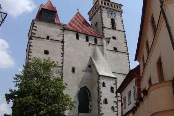 Vyhlídková věž u kostela sv. Jakuba v Prachaticích je dočasně uzavřena. Podkroví obsadila kolonie netopýrů