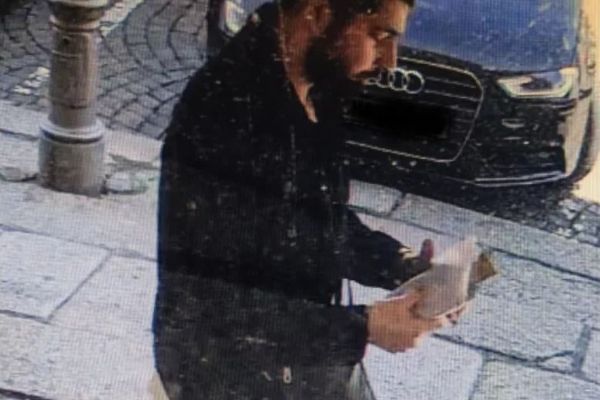 Žena předala životní úspory falešnému kurýrovi. Poznáte muže na snímku?